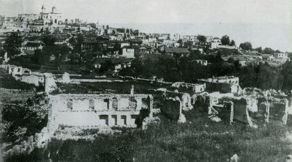 Şuşa. Arxa planda 1847-ci ildə tikilmiş rus kilsəsi