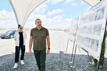 Le président Ilham Aliyev et son épouse Mehriban Aliyeva prennent connaissance de la construction de la route Horadiz-Djabraïl-Zenguilan-Aghbend