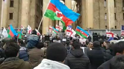 Azərbaycanlılar Gürcüstan parlamentinin qarşısında aksiya keçirir – erməni terrorçuya büst qoyulmasına etiraz edirlər 