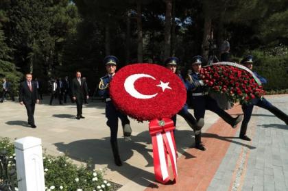 Cumhurbaşkanı Erdoğan, Bakü'de Türk Şehitliği'ni ziyaret etti