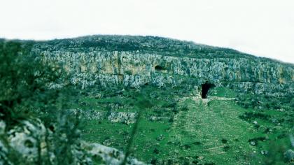 Vue extérieure de la grotte d’Azykh. Paléolithique inférieur (Le village d’Azykh du district de Khodjavend)