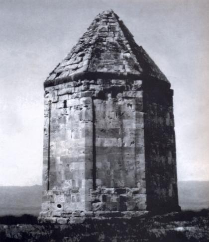 Zəngilan rayonu. Məmmədbəyli kəndi Səkkizguşəli türbə. 1304-1305.