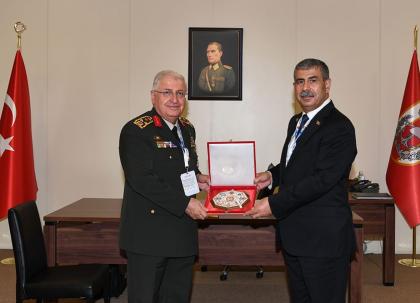 Le ministre azerbaïdjanais de la Défense rencontre le chef d’état-major des Forces armées de la République de Turquie