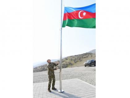 Prezident İlham Əliyev Laçında Azərbaycan bayrağını qaldırıb