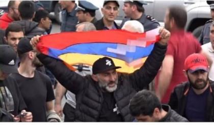 «Пашинян» присоединился к протестам в Ереване, а мать спикера плевала с балкона на протестующих