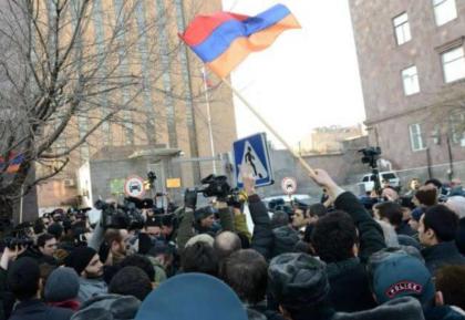 Армяне дружною толпою
