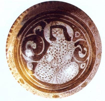 Aran Qarabağ ərazisində istifadə olunan naxışlarla bəzədilmiş keramik qab. XII-XIII əsr